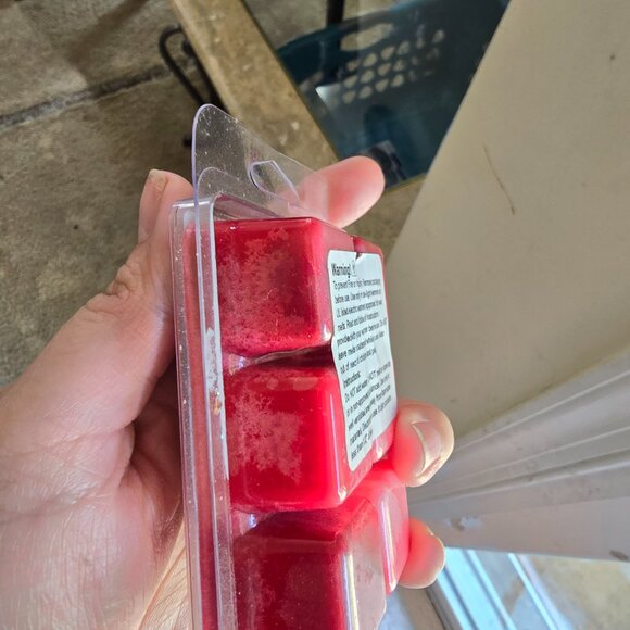 Outer Banks Wax Melts Red/Pink 6 count - Picture 3 of 4